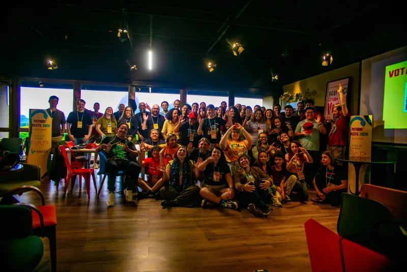Participantes reunidos para uma foto coletiva no espaço do evento.